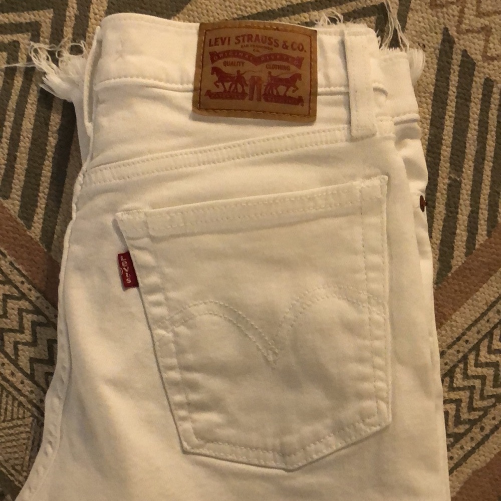 Levi Wedgie Straight leg white jeans